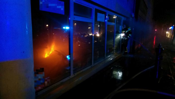 Geschäftsbrand Brand eines Ausstellungsstücks in der Geschäftsauslage
