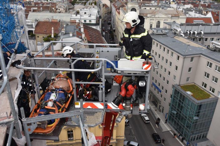 FIRST – RESPONDER – EINSATZ Bauarbeiter kollabiert - Menschenrettung aus luftiger Höhe