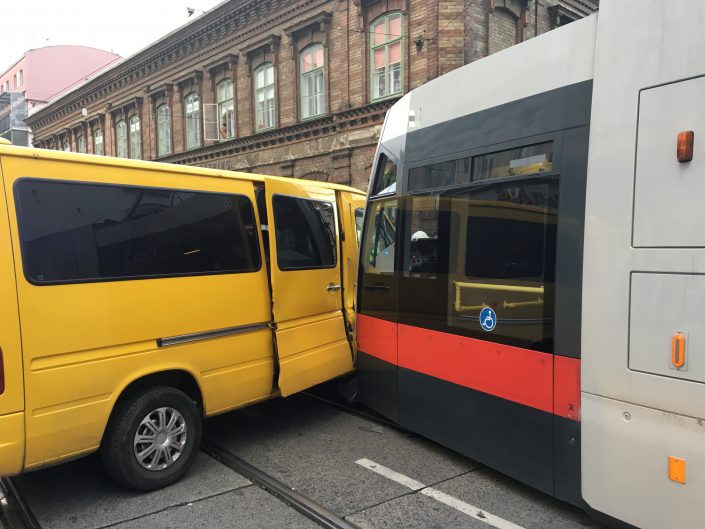 Verkehrsunfall mit Schienenfahrzeug Verkehrsunfall mit Straßenbahn