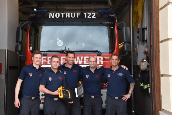 First Responder Einsatz Erfolgreiche Reanimation durch Feuerwehrleute und Rettungskräfte nach plötzlichem Herzstillstand