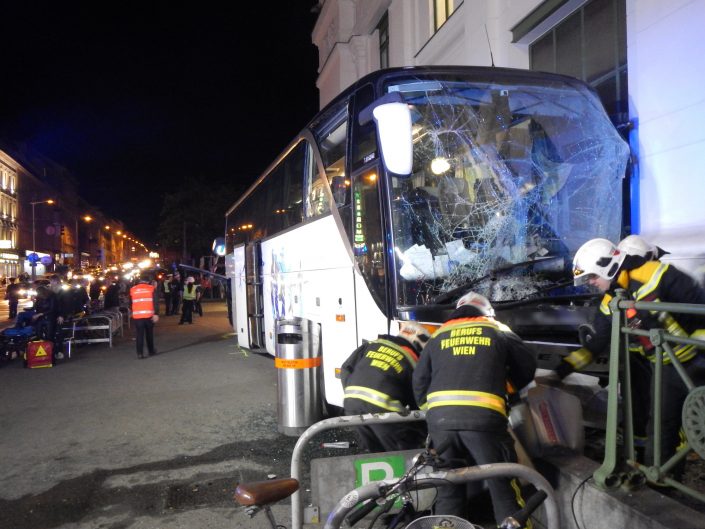 Verkehrshindernis Lkw FaherInnenloser Reisebus rollt über Gürtel und prallt in U-Bahnstation