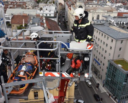 Bauarbeiter kollabiert - Menschenrettung aus luftiger Höhe