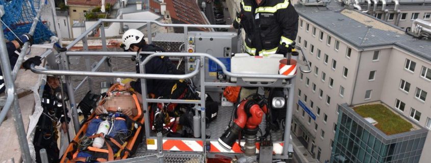 Bauarbeiter kollabiert - Menschenrettung aus luftiger Höhe