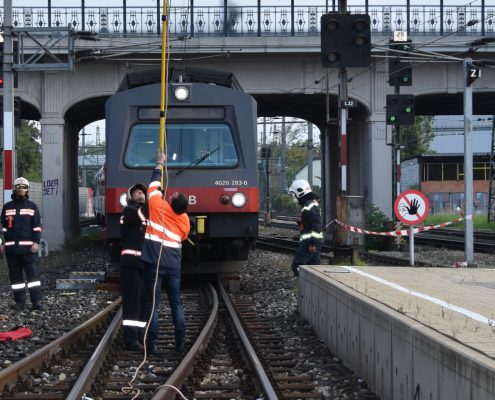 Fahrgäste nach Leitungsschaden in Zug eingeschlossen