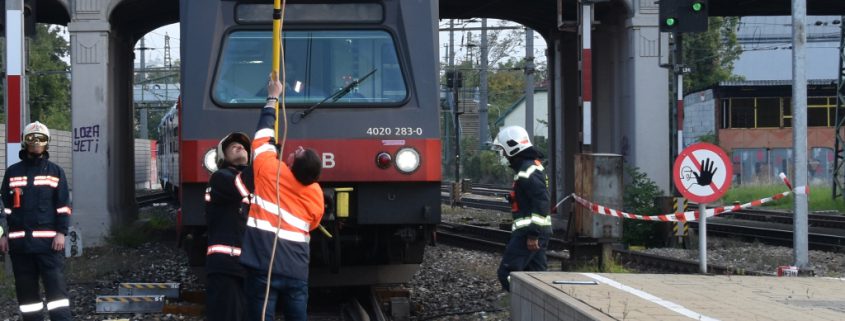 Fahrgäste nach Leitungsschaden in Zug eingeschlossen