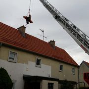 Aufwändige Bergung einer Verletzten aus Reihenhaus durch Berufsfeuerwehr