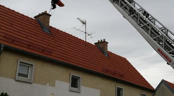 Aufwändige Bergung einer Verletzten aus Reihenhaus durch Berufsfeuerwehr