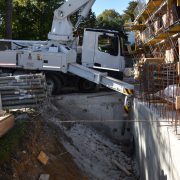 Berufsfeuerwehr Wien richtet umgekippten Betonpumpen-Lkw auf