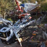 Berufsfeuerwehr Wien richtet umgekippten Betonpumpen-Lkw auf