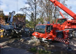 Berufsfeuerwehr Wien richtet umgekippten Betonpumpen-Lkw auf