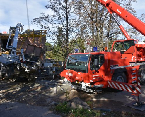 Berufsfeuerwehr Wien richtet umgekippten Betonpumpen-Lkw auf