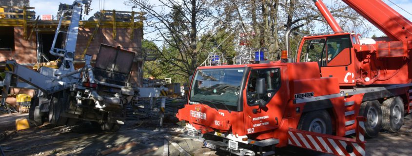 Berufsfeuerwehr Wien richtet umgekippten Betonpumpen-Lkw auf