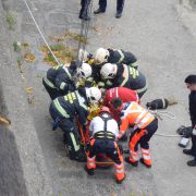Berufsfeuerwehr Wien birgt abgestürzte Person aus Wienflussbett