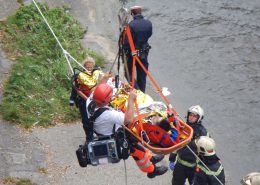 Berufsfeuerwehr Wien birgt abgestürzte Person aus Wienflussbett