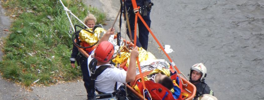 Berufsfeuerwehr Wien birgt abgestürzte Person aus Wienflussbett