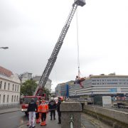 Berufsfeuerwehr Wien birgt abgestürzte Person aus Wienflussbett