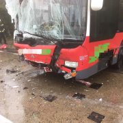 Autobusunfall mit LKW fordert drei Leichtverletzte