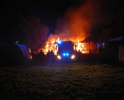 Brand eines Strohlagers - umfangreiche Löscharbeiten erforderlich