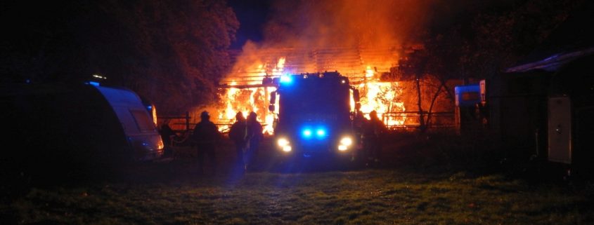 Brand eines Strohlagers - umfangreiche Löscharbeiten erforderlich