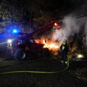 Brand eines Strohlagers - umfangreiche Löscharbeiten erforderlich