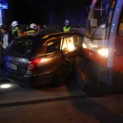 Kollision zwischen Straßenbahn und PKW fordert zwei Leichtverletzte