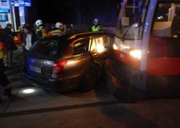 Kollision zwischen Straßenbahn und PKW fordert zwei Leichtverletzte