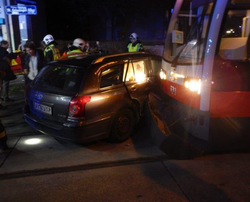 Kollision zwischen Straßenbahn und PKW fordert zwei Leichtverletzte