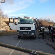 Lkw rammt mit Ladekran ehemalige Bahnunterführung – ein Verletzter