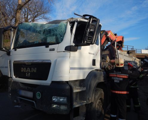 Lkw rammt mit Ladekran ehemalige Bahnunterführung – ein Verletzter