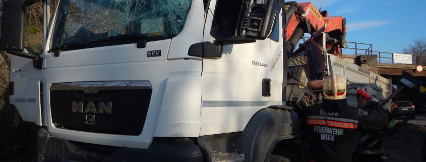 Lkw rammt mit Ladekran ehemalige Bahnunterführung – ein Verletzter