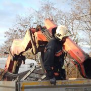 Lkw rammt mit Ladekran ehemalige Bahnunterführung – ein Verletzter