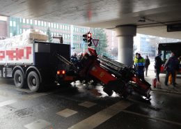 Verschätzt - Lkw kracht gegen Brücke