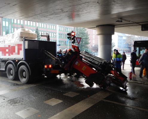 Verschätzt - Lkw kracht gegen Brücke