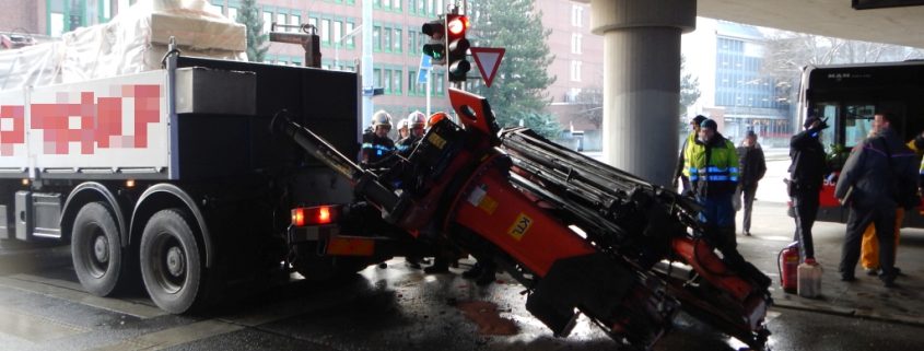 Verschätzt - Lkw kracht gegen Brücke