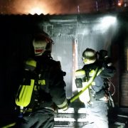 Brand im Kleingartenverein – Feuerwehr mit vier Löschleitungen im Einsatz