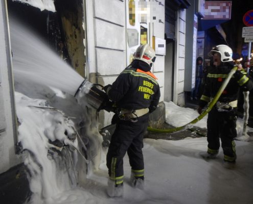 Offener Geschäftsbrand