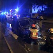 Brennendes Hybridfahrzeug von Berufsfeuerwehr Wien gelöscht