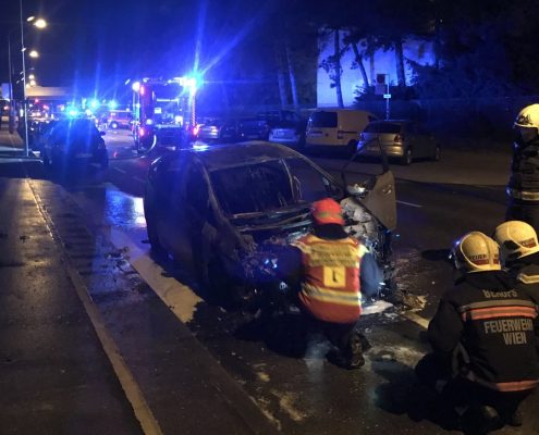 Brennendes Hybridfahrzeug von Berufsfeuerwehr Wien gelöscht