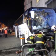 FaherInnenloser Reisebus rollt über Gürtel und prallt in U-Bahnstation