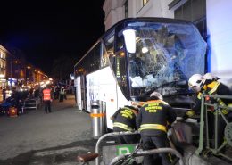 FaherInnenloser Reisebus rollt über Gürtel und prallt in U-Bahnstation