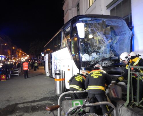 FaherInnenloser Reisebus rollt über Gürtel und prallt in U-Bahnstation