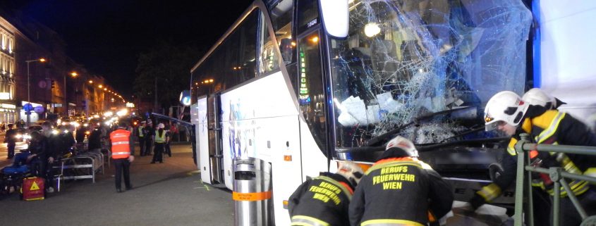 FaherInnenloser Reisebus rollt über Gürtel und prallt in U-Bahnstation