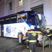 FaherInnenloser Reisebus rollt über Gürtel und prallt in U-Bahnstation