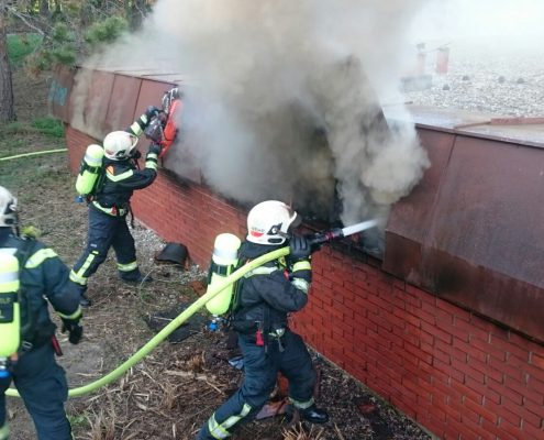 Drei Verletzte nach Brand in ehemaligen Freizeitzentrum in Wien-Oberlaa