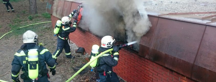 Drei Verletzte nach Brand in ehemaligen Freizeitzentrum in Wien-Oberlaa