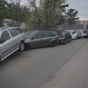 Defekter Reisebus beschädigt ein Dutzend Pkw in Wien-Liesing