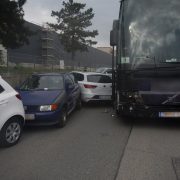Defekter Reisebus beschädigt ein Dutzend Pkw in Wien-Liesing