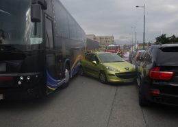 Defekter Reisebus beschädigt ein Dutzend Pkw in Wien-Liesing