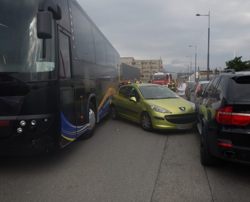 Defekter Reisebus beschädigt ein Dutzend Pkw in Wien-Liesing