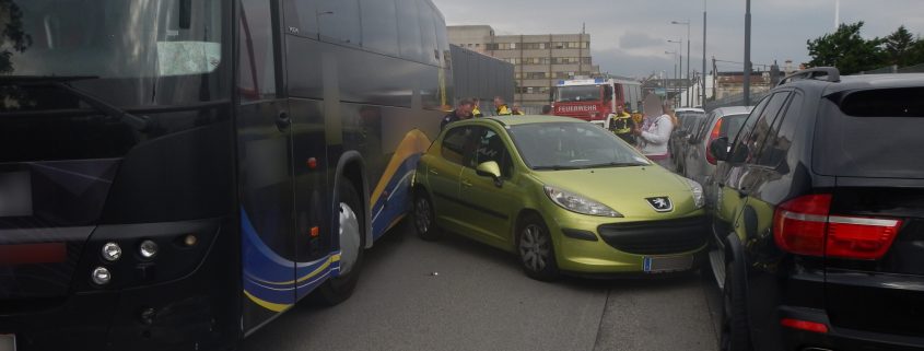 Defekter Reisebus beschädigt ein Dutzend Pkw in Wien-Liesing